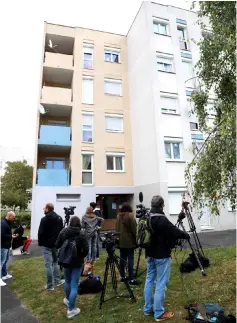  ??  ?? Journalist­s gather in front of the apartment building where Faid was arrested in Creil. — AFP photo