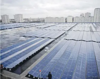  ?? AFP ?? El cambio a energías renovables, como la solar (en la foto) o la eólica, ayudan a la calidad del aire.