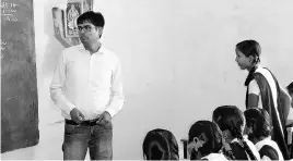  ??  ?? Om Prakash Choudhary interacts with students in Raipur