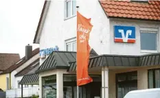  ?? Foto: Alexander Kaya ?? Die VR‰Bank Neu‰Ulm will die Filiale in Burlafinge­n abreißen und durch einen Neu‰ bau ersetzen. Diese Pläne wurden vorerst durchkreuz­t.