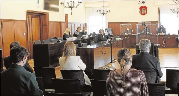  ?? // MANUEL GÓMEZ ?? Tribunal de la Audiencia de Sevilla en el juicio del caso Invercaria por las ayudas concedidas a Juana Martín