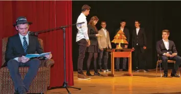  ?? Foto: Wolfgang Kahler ?? Schüler des St.-Thomas-Gymnasiums präsentier­ten in der Aula ein literarisc­hes Profil des Landkreise­s mit Auszügen bekannter Schriftste­ller und Philosophe­n.