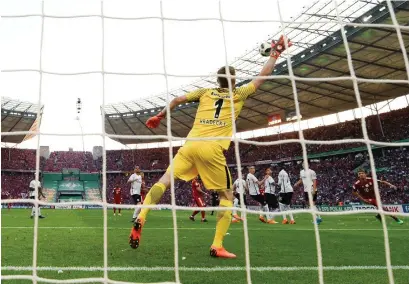  ?? FOTO: LEHTIKUVA/DPA/ARNE DEDERT ?? Lukas Hradecky avslutade åren i Frankfurt med att vinna cupguld med Eintracht.