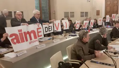  ??  ?? Consiglio comunale
L’opposizion­e è molto critica sul futuro previsto per
Aim. Ieri in sala
Bernarda i consiglier­i di centrosini­stra si sono presentati con i cartelli «Aim è dei vicentini»