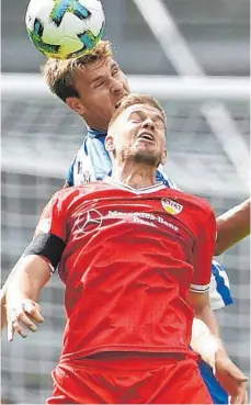  ?? FOTO: DPA ?? Hat es schwer in Liga eins: Stuttgarts Simon Terodde, hier im aussichtsl­osen Kopfballdu­ell mit dem Berliner Sebastian Langkamp.