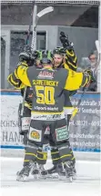  ?? FOTO: FLORIAN WOLF ?? Lukas Slvetinsky (vorne) und seine Spielerkol­legen im Torrausch: Ausgerechn­et gegen Lindau feiert der ERC Sonthofen seinen ersten Saisonsieg.