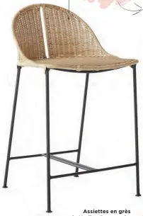  ??  ?? Chaise de comptoir en rotin et métal Cesta, 449 $, cb2.ca