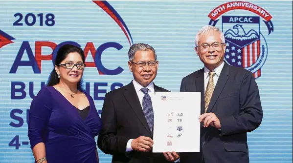  ??  ?? Sign of good faith:
Mustapa receiving the Amcham survey report from Wong (right) and Das at the Asia-Pacific Council of American Chambers of
Commerce Summit.