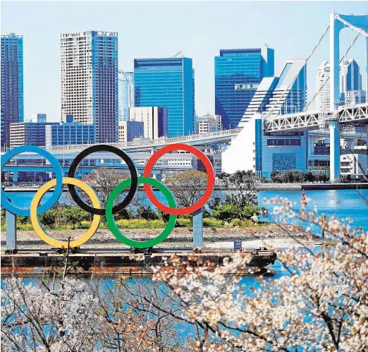  ?? REUTERS ?? Los aros olímpicos aún presiden buena parte de la vida de los ciudadanos de Tokio