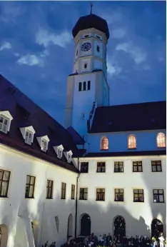  ?? Foto: Stefan Reinbold ?? Blick aus dem Kreuzgarte­n auf die Ursberger Pfarrkirch­e. Am kommenden Freitag findet dort wieder die Nacht der Kirchen und Kapellen statt.