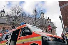  ?? FOTO: GERHARD BERGER/DPA ?? Um die Standfesti­gkeit des Kreuzes zu überprüfen, kletterten Höhenrette­r der Feuerwehr von innen in den Kirchturm.