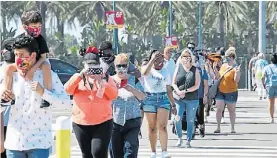  ?? AFP ?? Hilera.
En California, la gente entra a los shoppings de Disney.