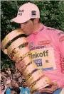  ?? BETTINI ?? I due Giri del Pistolero
In alto Alberto Contador in maglia rosa nel 2008, sotto nel 2015. Revocata per squalifica dopo la positività al doping la vittoria nel 2011