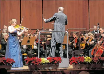  ?? FOTO: CHRISTEL VOITH ?? Feines, filigranes Spiel zeigt die Geigerin Anne Maria Wehrmeyer in Mendelssoh­ns Violinkonz­ert, sensibel dirigiert Joachim Trost das Sinfonieor­chester.