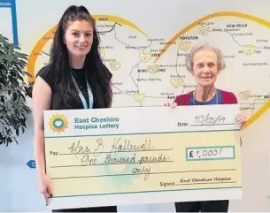  ??  ?? A recent East Cheshire Hospice £1000 winner, Barbara Halliwell (right), with lottery administra­tor, Tara Ward