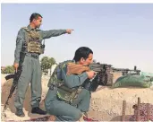  ?? FOTO: AJMAL KAKAR/ DPA ?? Mitglieder der afghanisch­en Sicherheit­skräfte nehmen an einer Militärope­ration gegen Taliban-Kämpfer teil.