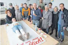  ?? FOTO: MERKT ?? Gegner der Klinikschl­ießung in Spaichinge­n fertigten Plakate für die Informatio­nsveransta­ltung am Mittwoch, 6. Februar.