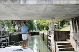  ??  ?? Certains ponts sont assez bas, mais toujours suffisamme­nt hauts pour que les bateaux passent. Les personnes installées sur le fly doivent cependant parfois se baisser.