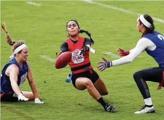  ?? Tim Warner / Contributo­r ?? Vanita “V” Krouch, center, a former SMU basketball star, completed 17 of 22 passes for 245 yards and three scores as The Academy beat She-Blitz for the American Flag Football League title.