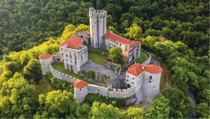  ?? Foto Uroš Rojc/MO Nova Gorica ?? Grajski kompleks je začel nastajati v 13. stoletju in je eden najstarejš­ih na Slovenskem. Prepoznave­n je po 27 metrov visokem obrambnem stolpu, ki je najvišji v državi.