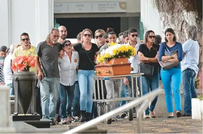  ??  ?? Familiares de Renato e Nélida se emocionam durante enterro do casal no Cemitério do Campo Santo