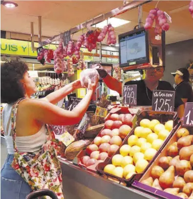  ?? ANDREEA VORNICU / EPA ?? Compra de fruta en un puesto de un mercado.