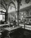  ??  ?? Firenze L’interno del negozio Alinari di via Tornabuoni: è la Firenze del 1910, in cui si affaccia il mito Panerai