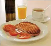  ??  ?? Como cabra al monte «Una rebanada de pan payés grande, artesanal y tostada, con tomate rallado y aceite y, encima, unas lonchas de fuet. Un zumo de naranja y un capuchino».