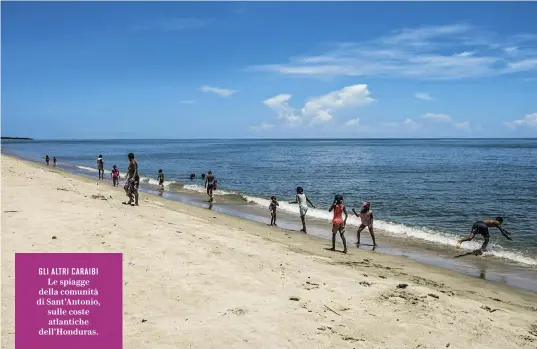  ??  ?? GLI ALTRI CARAIBI Le spiagge della comunità di Sant’Antonio, sulle coste atlantiche dell’Honduras.