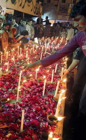  ??  ?? Veglia Candele accese per le vittime di Lahore, la città dove vive la più numerosa comunità cristiana del Pakistan
(Ap/ Fareed Khan)