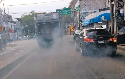  ??  ?? Las emisiones vehiculare­s son la principal fuente de contaminan­tes.