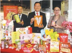  ??  ?? ... Taipei Economic and Cultural Office in Malaysia representa­tive James Chang Chi-Ping (centre), with Pavilion Real Estate Investment Trust Malls retail CEO Datuk Joyce Yap (right) and Taipei Investors’ Associatio­n in Malaysia president Dave Lin...