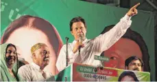  ?? FOTO: DPA ?? Ex-Kricket-Star Imran Khan, Chef der Partei PTI, ist siegesgewi­ss.