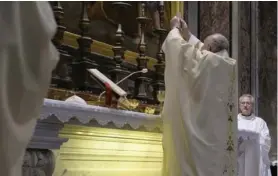  ?? AP ?? El papa Francisco ofició misa frente al sepulcro de Juan Pablo II, así lo recordaron.