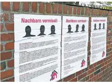  ??  ?? „Nachbarn vermisst“– Plakate machen auf die Vermietung aufmerksam.