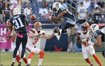  ?? MARK ZALESKI — THE ASSOCIATED PRESS FILE ?? In this Oct. 16, 2016, file photo, Tennessee Titans’ Rashad Johnson, center, and Kevin Byard (31) try to control an onside kick. The NFL desperatel­y is seeking ways to eliminate the more dangerous plays, and the onside kick has been deemed one.