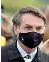  ??  ?? Il presidente del Brasile Jair Bolsonaro, ora con la maschera