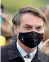  ??  ?? Il presidente del Brasile Jair Bolsonaro, ora con la maschera