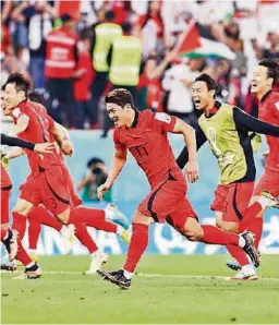  ?? ?? kJugadores de Corea del Sur festejan la clasificac­ión a octavos de final.