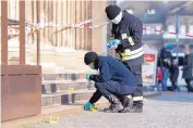  ?? SEBASTIAN KAHNERT/ASSOCIATED PRESS ?? Police officers work behind caution tape at the Schinkelwa­che building in Dresden, Germany, on Monday while investigat­ing a heist at the Green Vault museum.