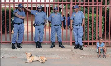  ?? PICTURE: CHRIS COLLINGRID­GE ?? STRONG ACTION: Police stand guard outside Roodepoort Primary School recently.