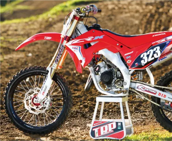  ??  ?? Travail soigné et belle robe pour cette associatio­n entre une 250 CRF et une 125 SX.