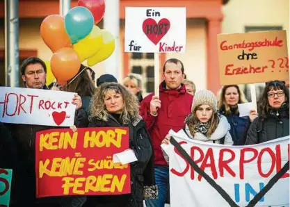  ??  ?? Die Thüringer Hortpoliti­k hat in den vergangene­n Jahren für manche Aufregung gesorgt, wie dieses Bild aus dem Frühjahr  belegt. Nach dem Hin und Her der Zuordnung zeigen sich jetzt Probleme – und die CDU als größte Opposition­sfraktion erhebt...
