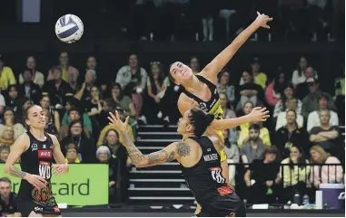  ?? PHOTOSPORT ?? Pulse goal shoot Amelia Walmsley and Magic defender Erena Mikaere jostle for the ball in round two.