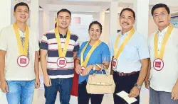  ??  ?? Rizal Board Member Enrico de Guzman (right) with (from left) Brgy. Mayamot chairman Pablo Oldan, and City Councilors Lemuel Zapanta, Susan Say and Nixon Aranas