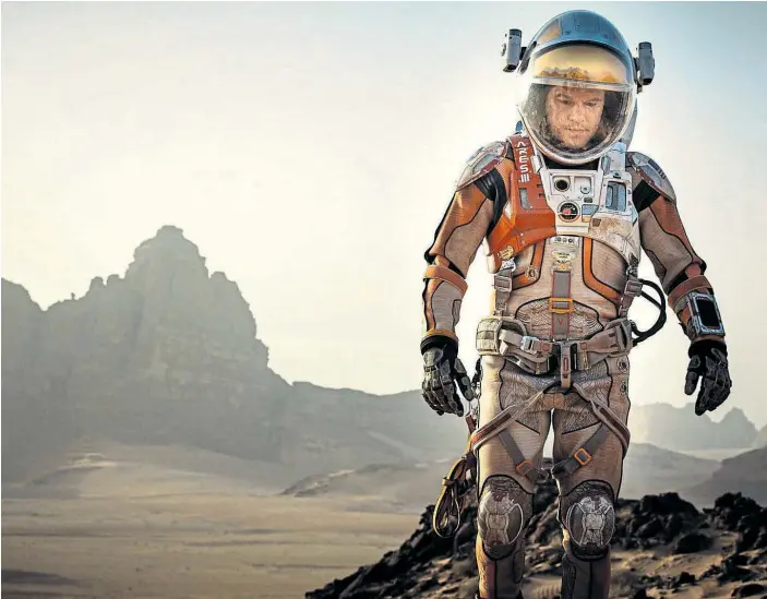  ??  ?? Wie kann man Astronaute­n bei langen Raumflügen medizinisc­h versorgen? Hier: Matt Damon in Ridley Scotts „Der Marsianer“.