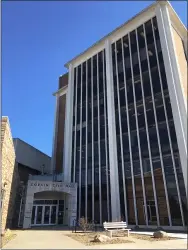  ?? RICHARD PAYERCHIN — THE MORNING JOURNAL ?? Lorain City Hall is at 200W. Erie Ave. in Lorain