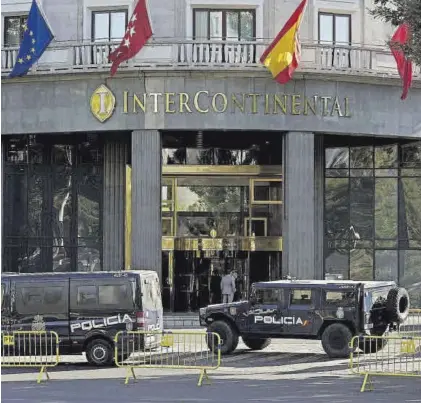  ?? JOSÉ LUIS ROCA ?? Policías nacionales vigilan, ayer, uno de los hoteles madrileños donde se alojarán los representa­ntes de la OTAN.