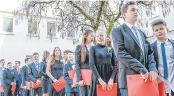  ?? FOTO: PETER SCHLIPF ?? Vor der Stadtkirch­e haben sich die Konfirmand­en zum Einzug aufgestell­t.