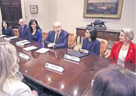  ??  ?? El presidente de Estados Unidos, Donald Trump (centro), durante un panel sobre el plan sanitario republican­o en la Sala Roosevelt de la Casa Blanca, ayer, en Washington. La Cámara Baja vota hoy la propuesta para reemplazar la reforma sanitaria de...